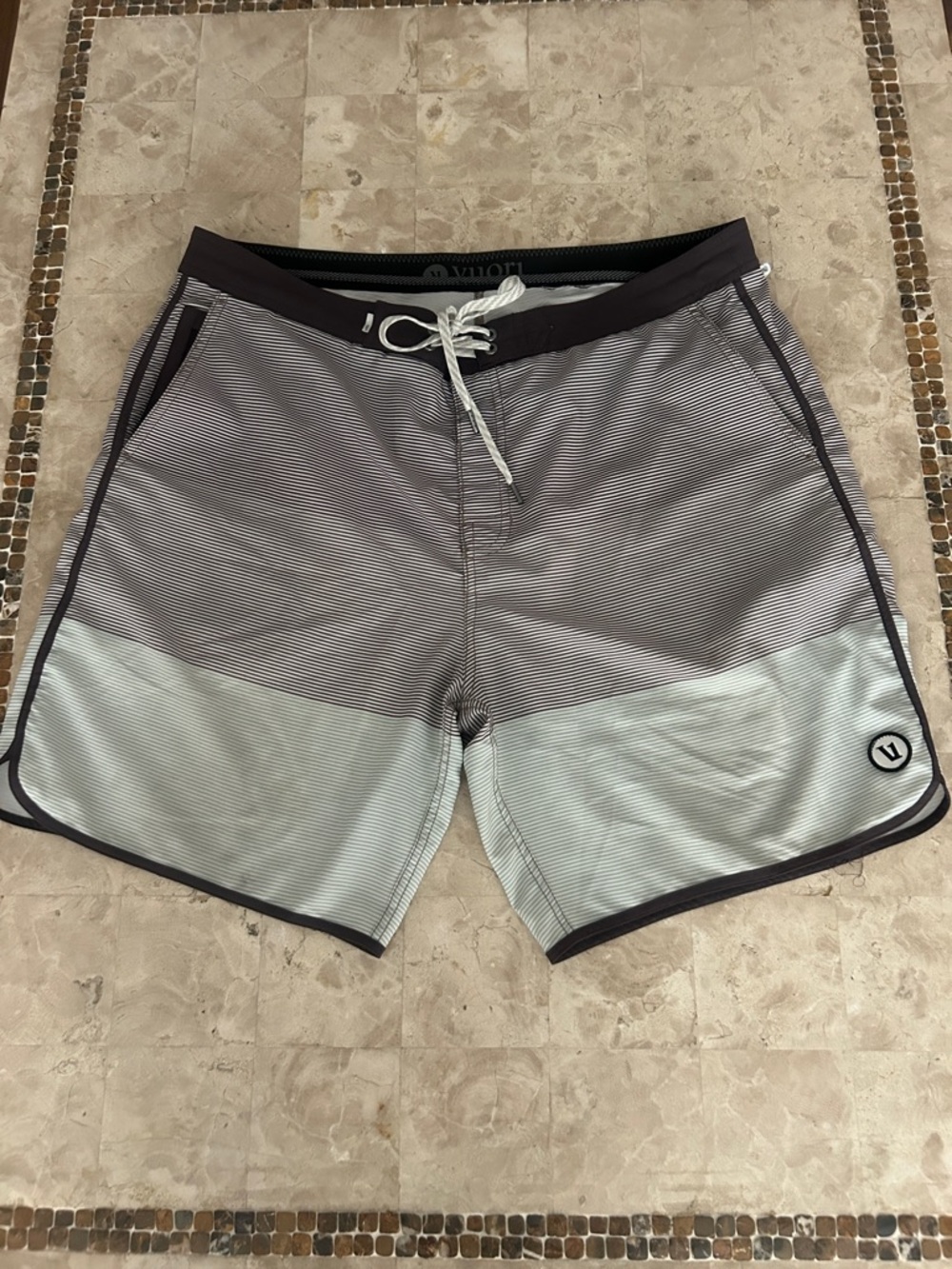 Vuori Men's Cruise BoardShorts/ Swim‎ Shorts Striped Mens Size 36